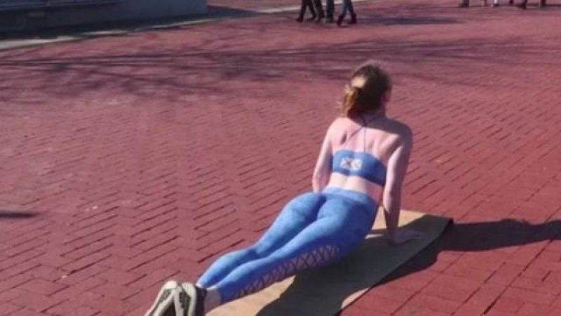 Гола девойка прави йога насред улицата (СНИМКИ/ВИДЕО)