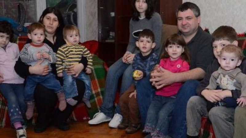 Родителите на 11 деца: Грешката ни е, че създадохме семейство в България!