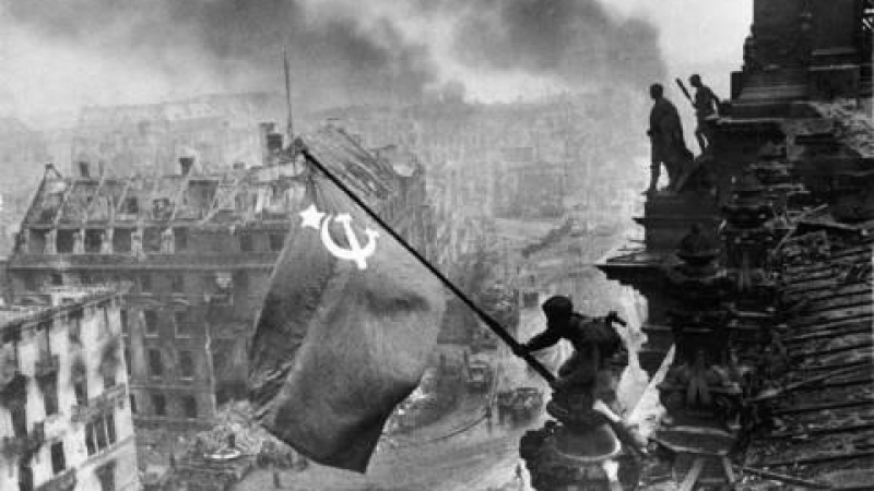 1 май 1945 г. Червеният флаг се вее над Райхстага