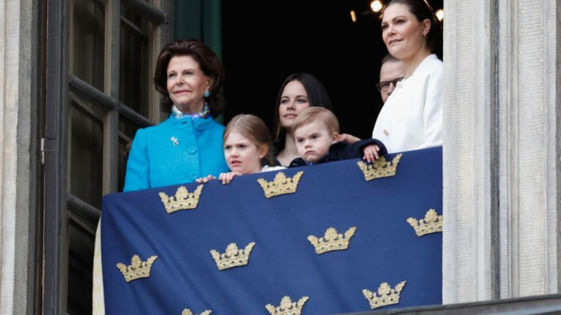 Киселата физиономия на малкия шведски принц разсмя социалните мрежи (СНИМКИ)