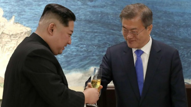 Какво Ким Чен ун (не) направи пред президента на Южна Корея: Мушна на екс няколко чаши ликьор, но за това пък не...