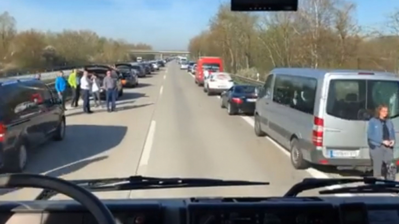 Възможно ли е това у нас?! Уникално ВИДЕО показа какво правят шофьорите в Германия при катастрофа на магистрала (СНИМКИ)