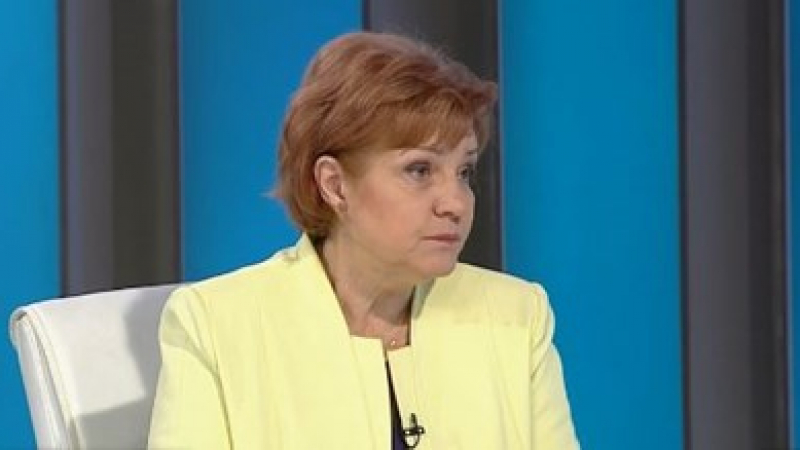 Менда Стоянова захапа Нинова: БСП преиграва, а тя се опитва да е на гребена на вълната