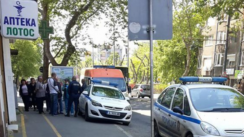 Полиция обсади сграда в Бургас - откриха труп (СНИМКИ)