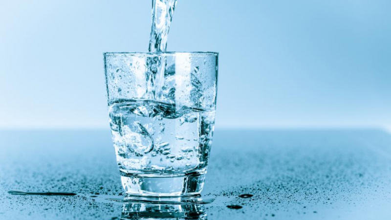 Здравната служба на Англия обяви колко чаши с течности трябва да се пият всеки ден