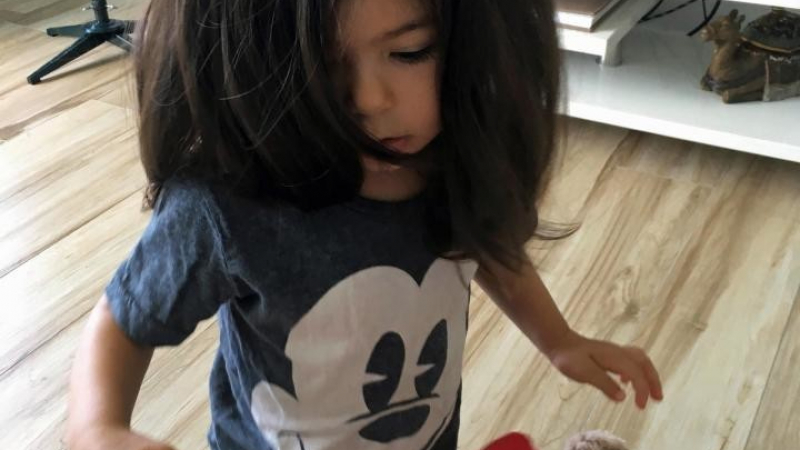 Майка иска да направи 2-годишната си дъщеря модел - родила се с дълги и гъсти коси