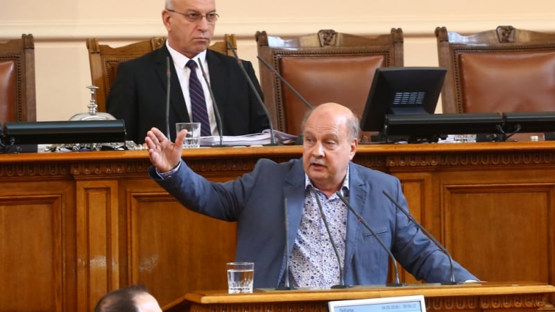 Георги Марков: Борисов да не ходи в опростачения парламент, ще паля свещ за него 