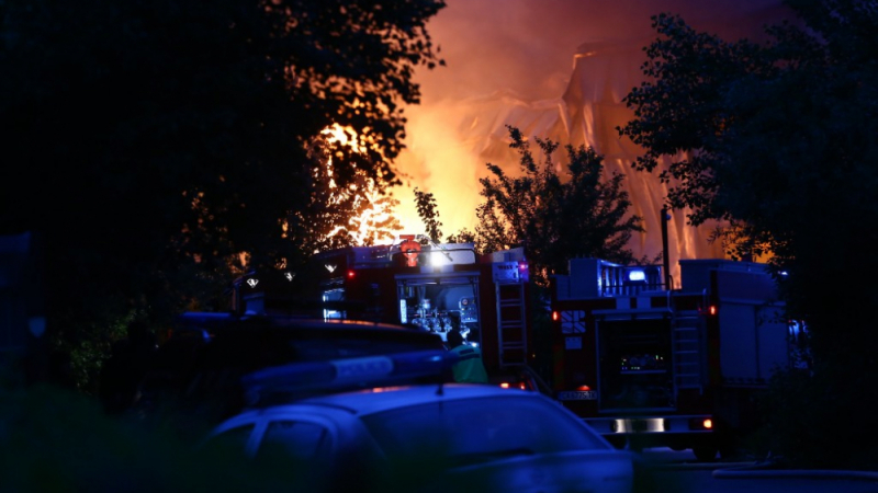 Огнен ад до бизнес сграда в София СНИМКА