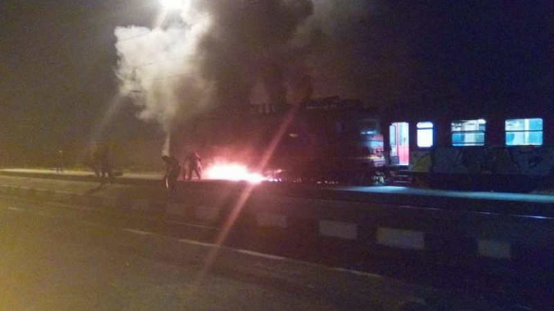 Влакът София-Бургас отново пламна, пътниците пищят от ужас! (СНИМКИ)
