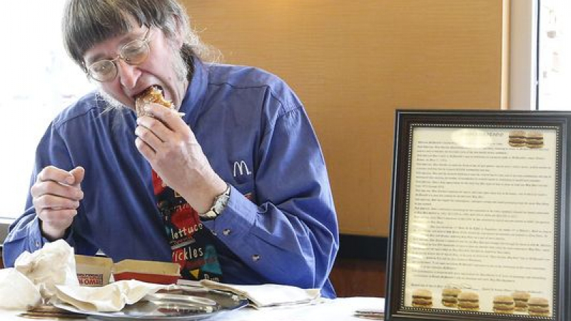 Американец изяде 30 000 хамбургера и не спира да се хвали с крепкото си здраве (ВИДЕО)