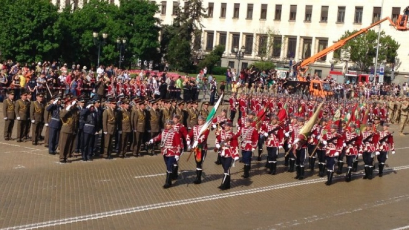 С водосвет на бойните знамена започва честването на Гергьовден! Грандиозният военен парад предстои (СНИМКИ)