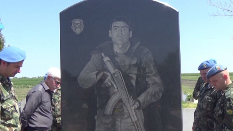 Колеги на загиналия редник Преслав Стоянов отново се събраха на гроба му, за да почетат паметта му