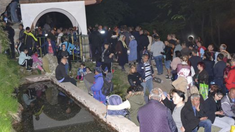 Хиляди се стекоха на Дамбалъ в нощта на 5 срещу 6 май (СНИМКИ)