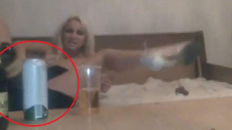 Скандалната Атанаска от Павликени, която взриви нета с видеото си, в което мастурбира с бутилка бира, сега стана... (СНИМКИ)