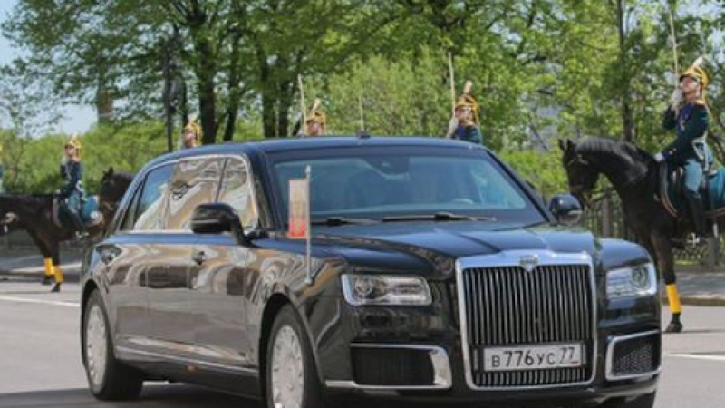 Путин изненадващо заряза мерцедеса и мина през Кремълския площад с новия мощен руски звяр "Лимузина Сенат" (СНИМКИ)