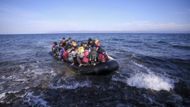 Задържаха стотици нелегални мигранти във водите край Либия