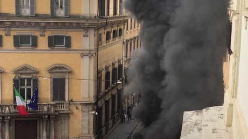 Огнен кошмар в сърцето на Рим! Автобус избухна в пламъци (СНИМКИ/ВИДЕО)