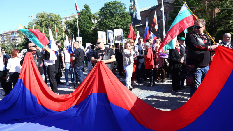 БЛИЦ TV: Безсмъртният полк шества в София в Деня на Победата и на Европа (СНИМКИ)