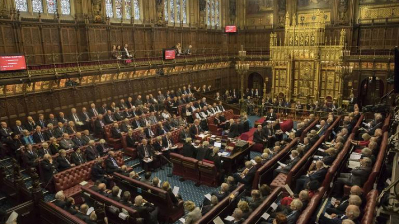Раздор на Острова:  Камарата на лордовете нанесе жесток удар на Мей за "Брекзит"