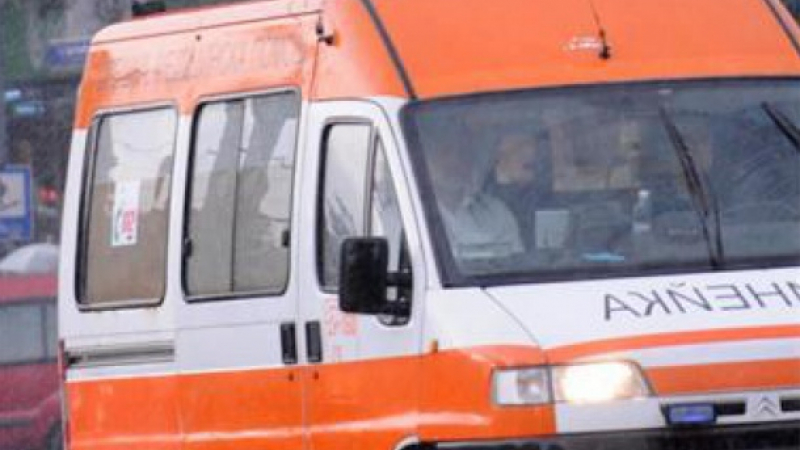 Очевидец до БЛИЦ! Линейка долетя в жк "Дианабад" в София заради тежък инцидент с млад работник