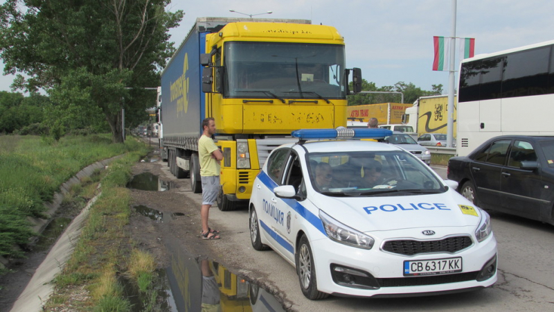 Катастрофа задръсти движението около "Дунав мост" (СНИМКИ/ВИДЕО)