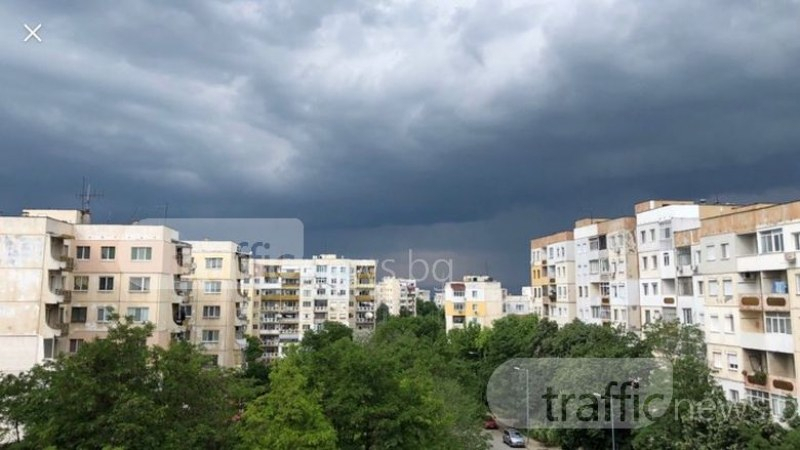 Над Пловдив стана страшно! Мощен град се изсипва на магистрала "Тракия", силен дъжд дави града (СНИМКИ/ВИДЕО)