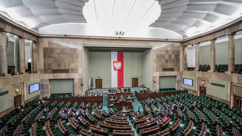 След скандал полските депутати си намалиха заплатите 