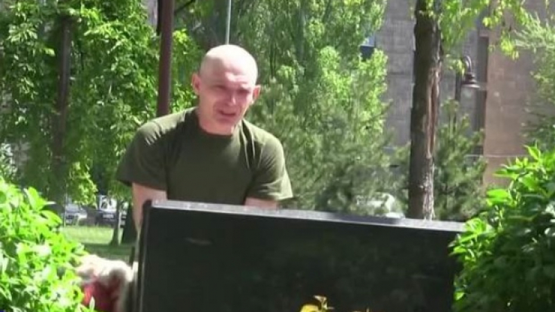 Пленен украински войник падна на колене и се разрида горчиво пред паметника на загиналите деца в Донбас (СНИМКА)