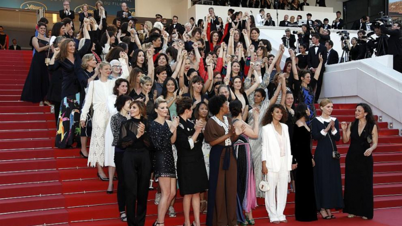 Акция в Кан: Жени поискаха всички стъпала в киноиндустрията да са достъпни и за тях