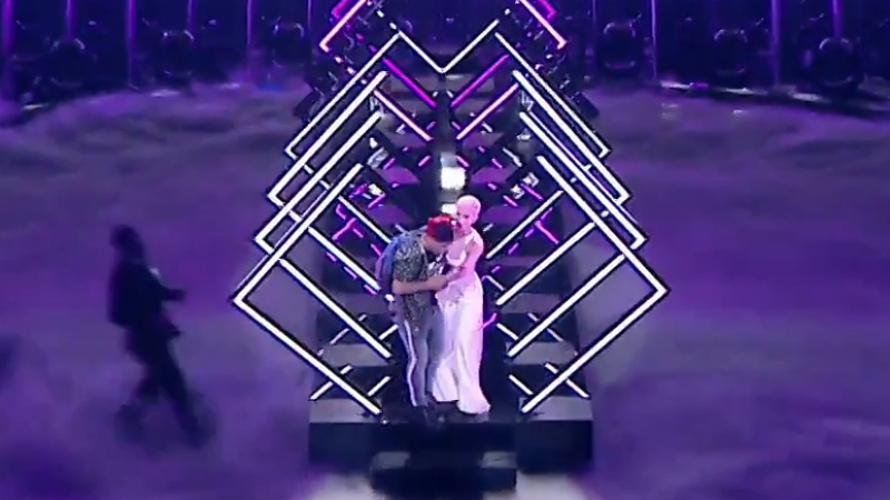 Скандал в "Евровизия"! Зрител отне микрофона на британската певица насред изпълнението й (ВИДЕО)