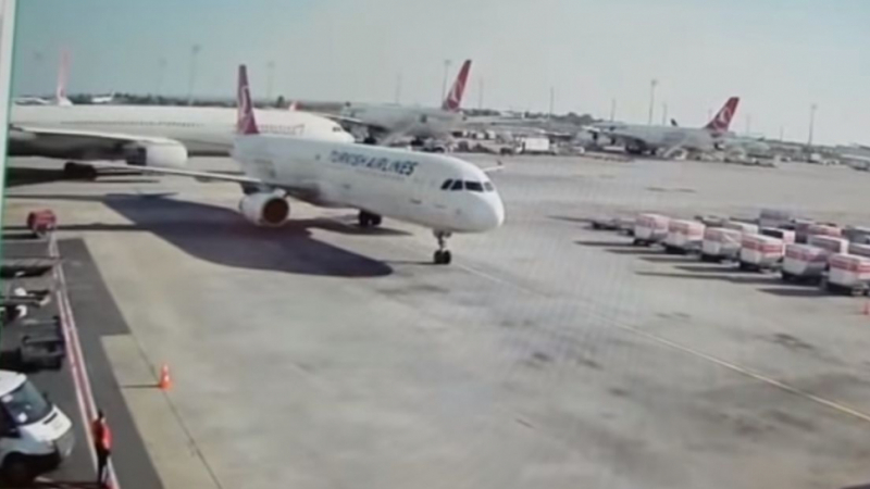 Страховит инцидент с два самолета на международното летище в Истанбул! (СНИМКИ/ВИДЕО)
