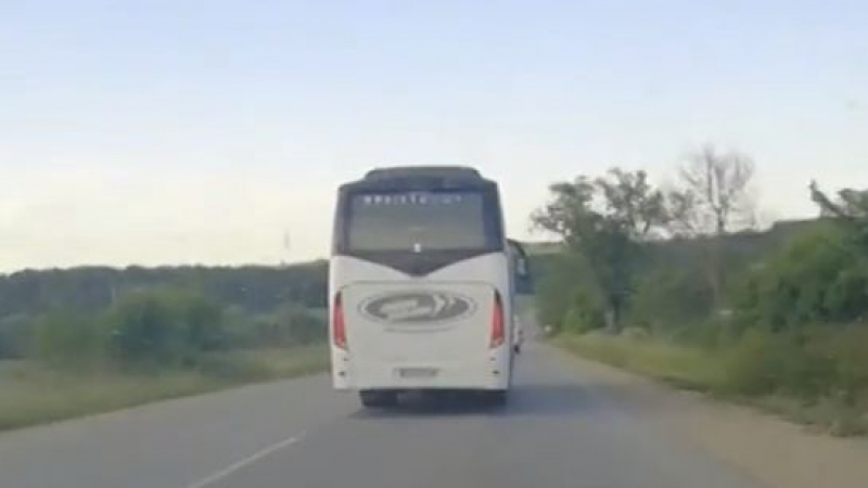 Шокиращи кадри: Автобус на "Юнион Ивкони" с безумна маневра при над 100 км/ч!