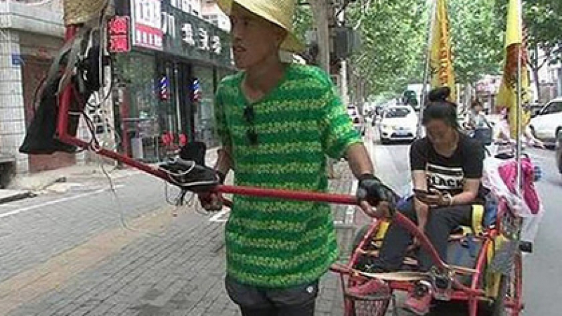 Китаец обикаля страната, теглейки приятелката си с рикша! Причината за необикновеното пътешествие ще ви остави без думи 