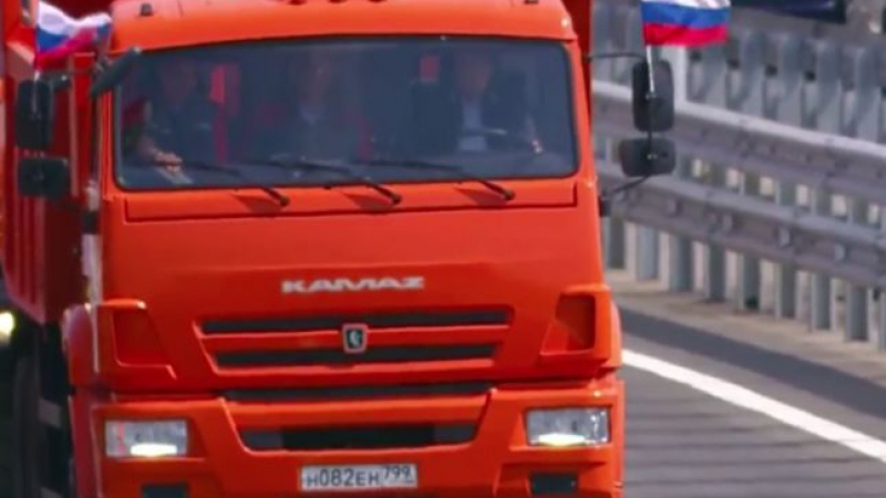 Путин заряза лимузините и се метна на "Камаз" (СНИМКИ/ВИДЕО) 