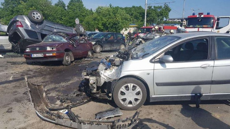 Толкова зверска катастрофа скоро не е имало в България! Шест коли са смазани! Брутални СНИМКИ 