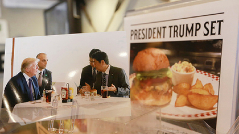 Хитро: Тръмп измисли начин да яде бургери, докато е на диета