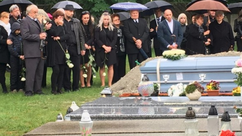 Погребаха в син ковчег красавицата Естер, която не можа да дочака сватбата си и умря при загадъчна стрелба (СНИМКИ)
