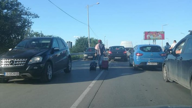 Евролидерите предизвикаха истински хаос по пътя към летището (СНИМКИ/ВИДЕО)