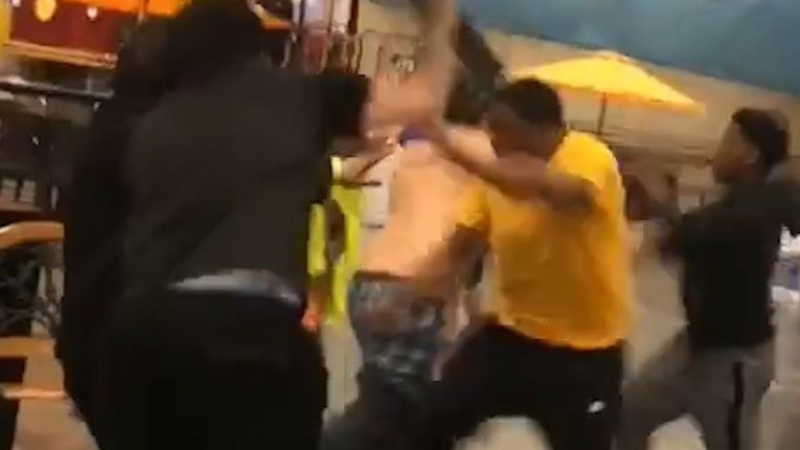 Шокиращо ВИДЕО 18+: Посетители на аквапарк си устроиха кърваво меле след спор за маса (СНИМКИ 18+)