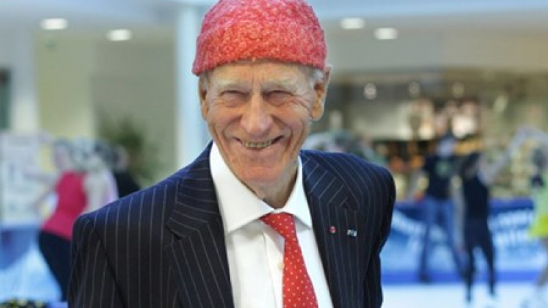 Този усмихнат старец със смешна плетена шапка има милиони, но не харесва парите и кара колело (СНИМКИ)