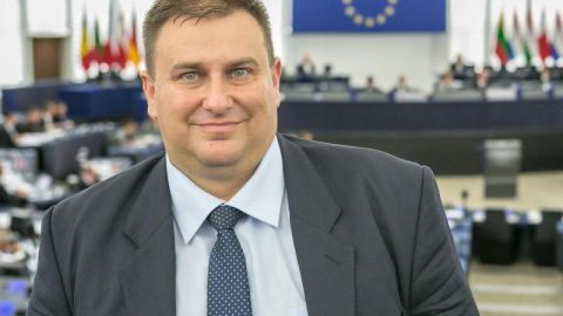 Евродепутатът Емил Радев: Промените „Макрон“ ще ударят малките превозвачи