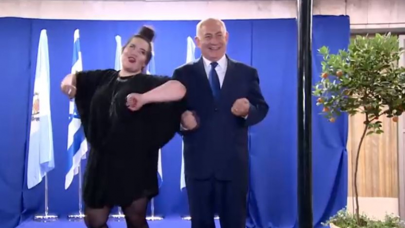 Победителката на "Евровизия" танцува „пилешкия“ си танц с премиера на Израел (ВИДЕО)