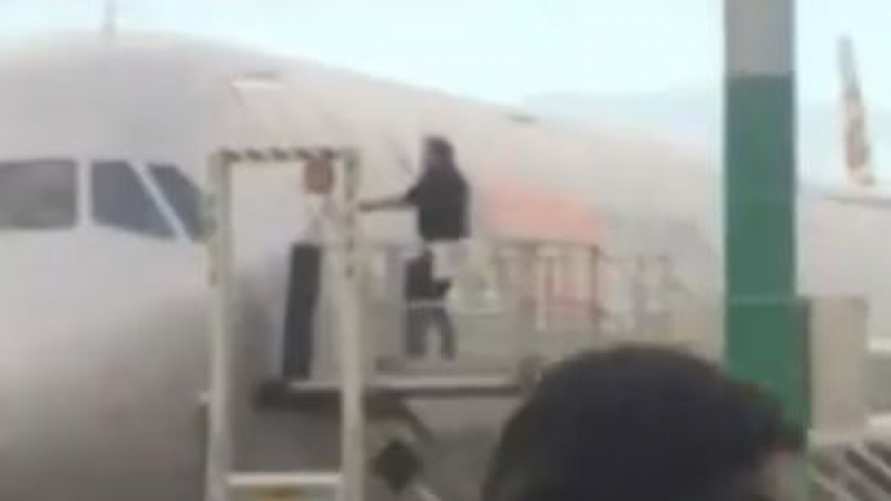 Екшън на летището в Мелбърн! Пътник изтърва полета си, подивя и опита да щурмува самолета (ВИДЕО)