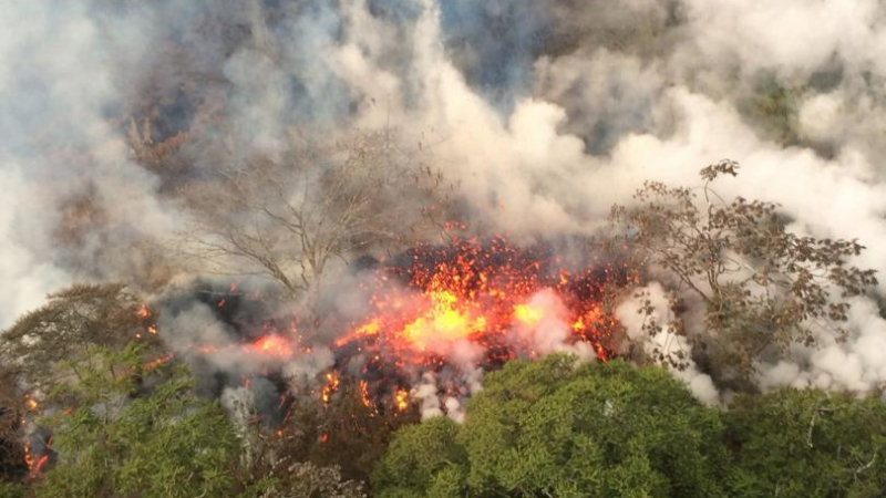 Облак от пепел се издигна от върха на вулкана Килауеа на Хаваите