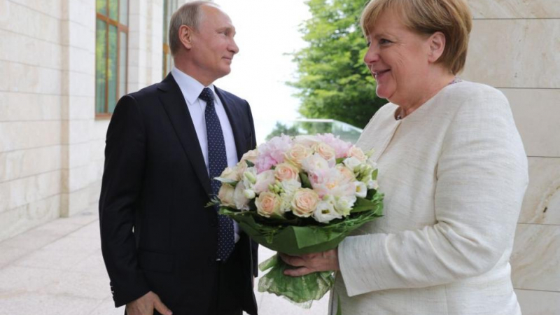 Путин посрещна Меркел в Сочи с невероятен букет от рози (ВИДЕО)