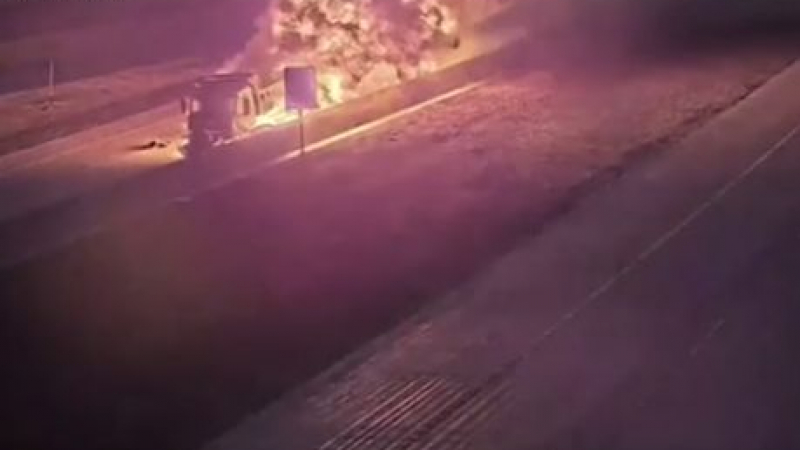 Камион влачи кола, а след това избухна в пламъци, превръщайки пътя в ад (ЗРЕЛИЩНО ВИДЕО)