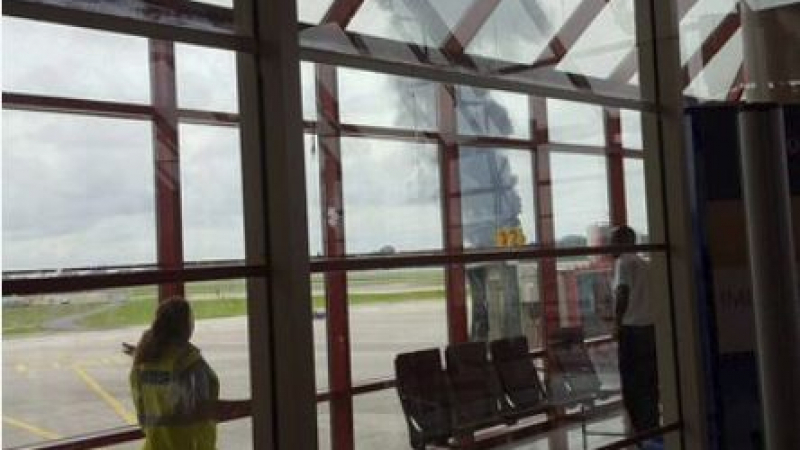 Нещо се случва на летището в Хавана, гъст черен дим се издига над пистата (СНИМКА)