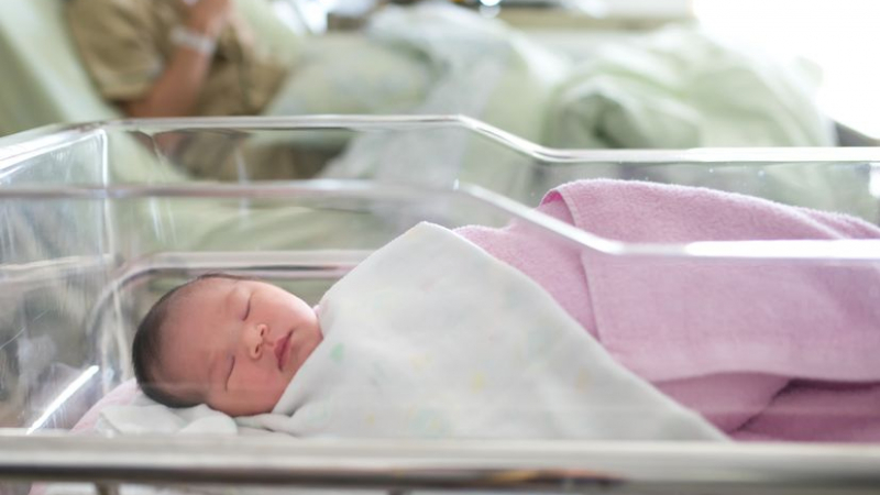 Абсурд: Там, където се раждат най-много бебета, намаляват леглата за родилки в болниците