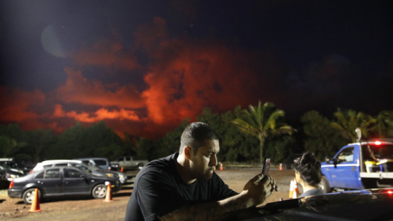 Инфарктна ситуация с вулкана на Хаваите! Четирима души щяха да бъдат живи опечени, ако... (ВИДЕО)