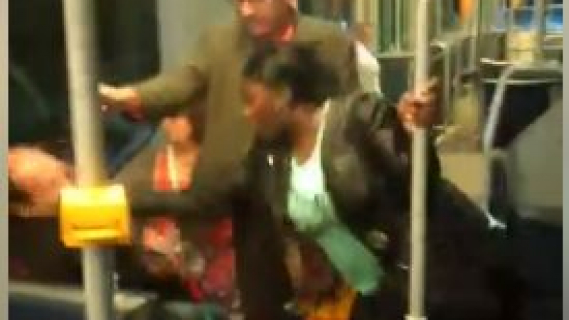 Само в БЛИЦ! Див екшън в трамвай №8! Едра чернокожа жена крещи и налага софиянец, а причината е потресаваща (СНИМКИ/ВИДЕО 18+)